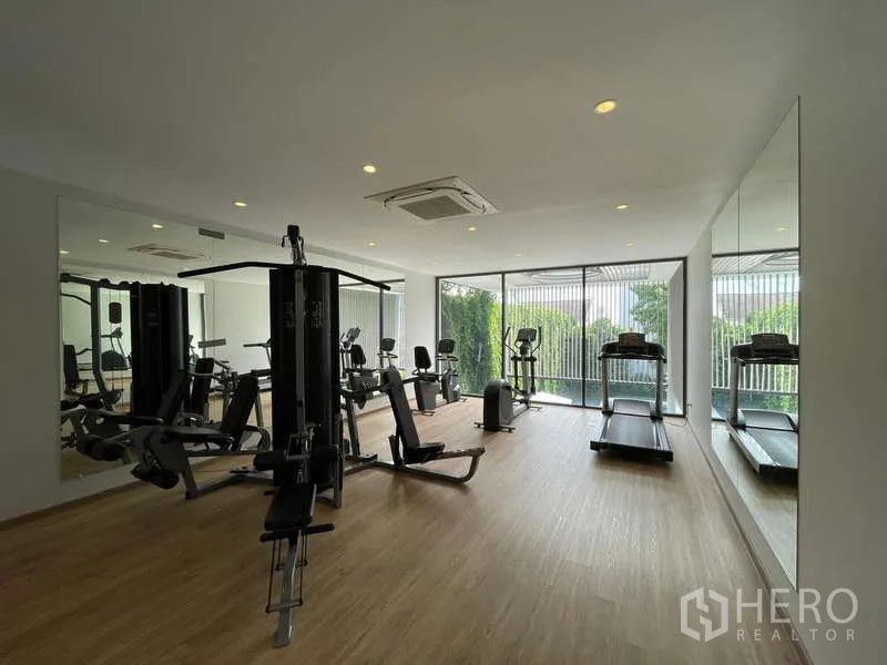 สำนักงานที่บ้าน ให้เช่าในDon Mueang, Bangkok - ห้องฟิตเนสพร้อมลู่วิ่ง เครื่องเวท และผนังกระจกเงา