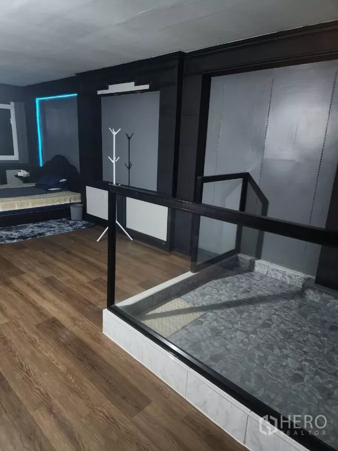 อาคารพาณิชย์ ให้เช่าในKhlong Toei, Bangkok - โถงบันไดภายใน ผนังสีเข้มและราวเหล็ก