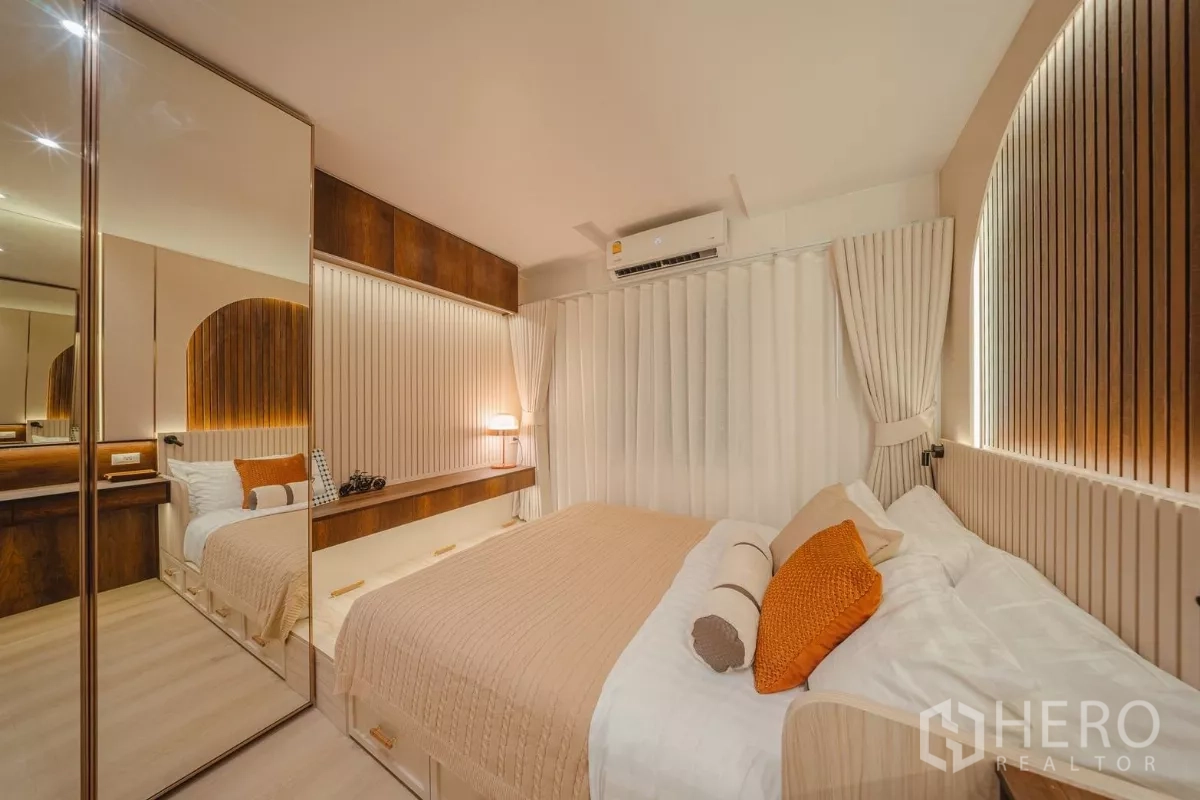 Condominium for rent in Yan Nawa, Bangkok - Second bedroom showing accent wall, floating shelf and large mirrored wardrobe.