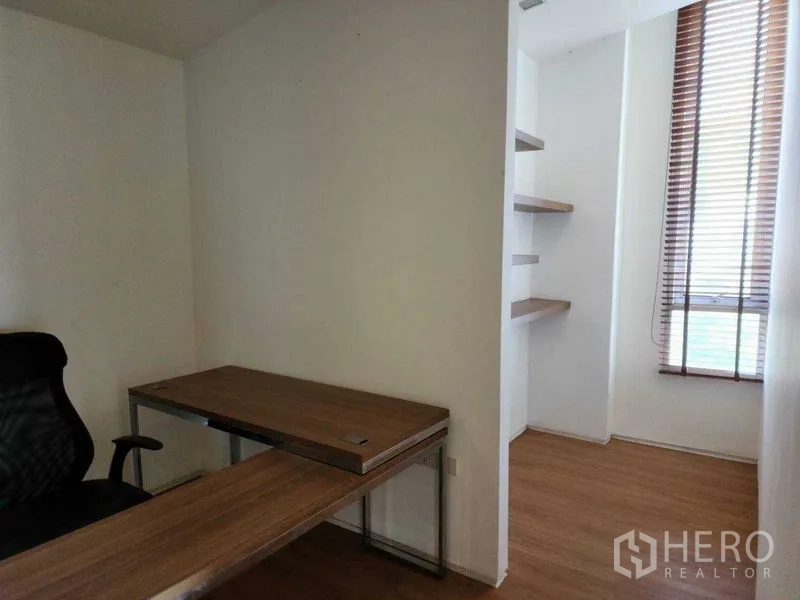 คอนโด ให้เช่าในPhaya Thai, Bangkok - โซนอ่านหนังสือพร้อมโต๊ะ เชื่อมไปยังมุมหน้าต่างและชั้นลอย