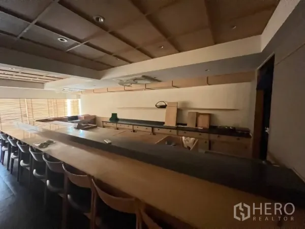 พื้นที่ขายปลีก ให้เช่า - มุมใกล้เคาน์เตอร์ร้านอาหารฟิตอิน พร้อมตู้ไม้และไฟดาวน์ไลท์