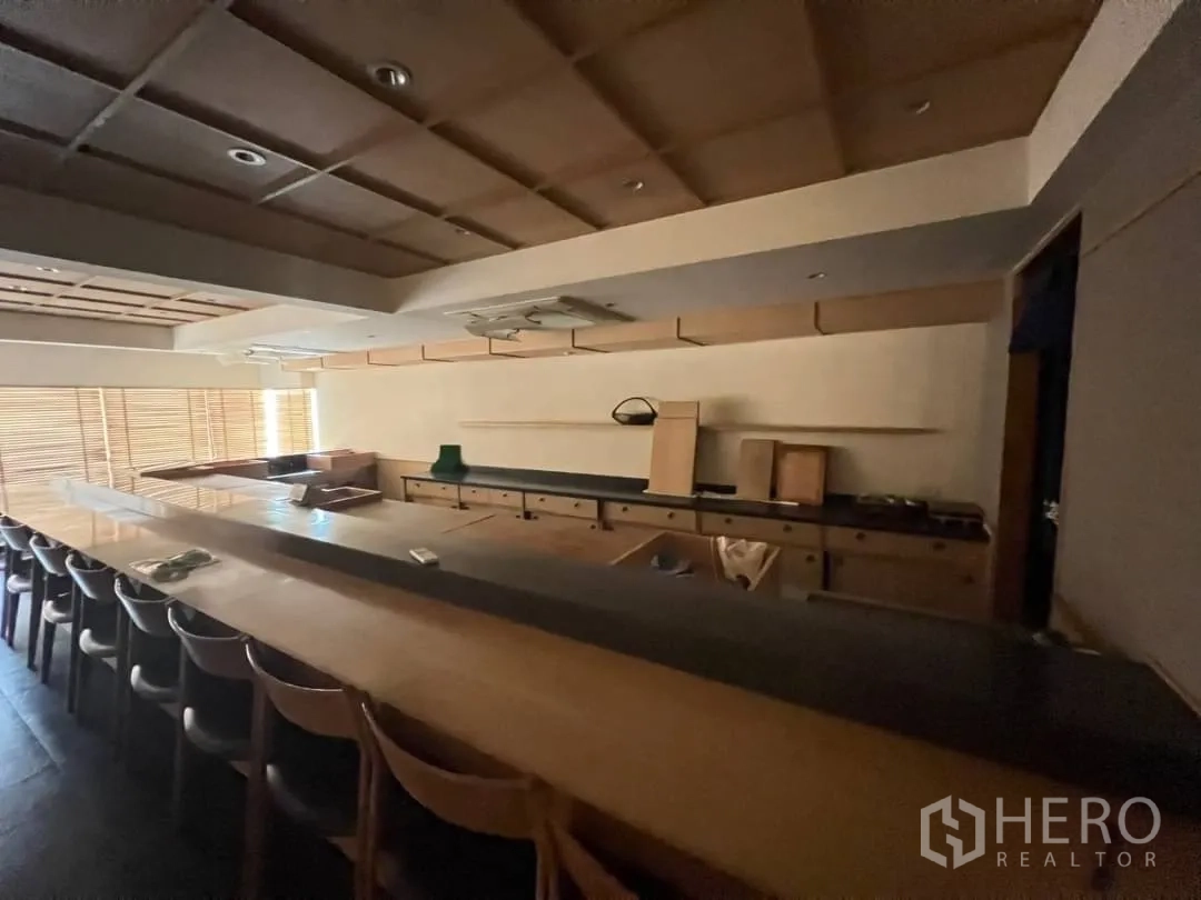 พื้นที่ขายปลีก ให้เช่า - มุมใกล้เคาน์เตอร์ร้านอาหารฟิตอิน พร้อมตู้ไม้และไฟดาวน์ไลท์