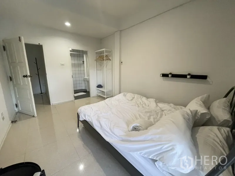 สำนักงานที่บ้าน ให้เช่าหรือขายในWatthana, Bangkok - ห้องนอนเตียงคู่ ตู้เสื้อผ้าแบบเปิด และทางเข้าห้องน้ำในตัว