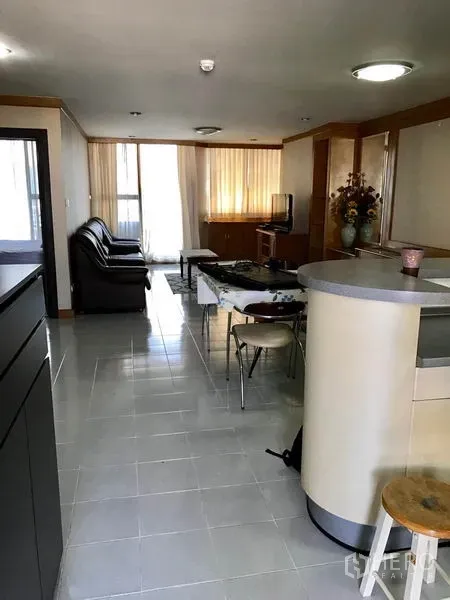 คอนโด ให้เช่าในWatthana, Bangkok - โซนนั่งเล่นและรับประทานอาหารแบบเปิด โซฟาหนัง ชั้นวางทีวี พื้นกระเบื้อง และหน้าต่างบานใหญ่