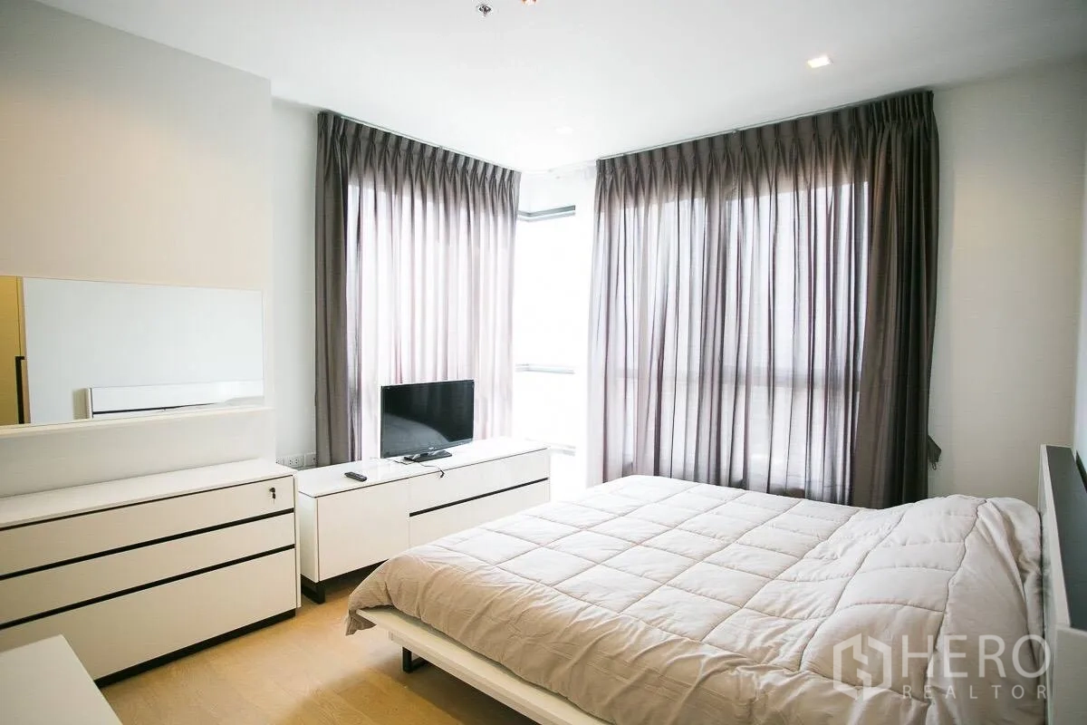 คอนโด ให้เช่าในWatthana, Bangkok - ห้องนอนมุมกระจก เพดานสูง พร้อมตู้ลิ้นชักและชั้นวางทีวี