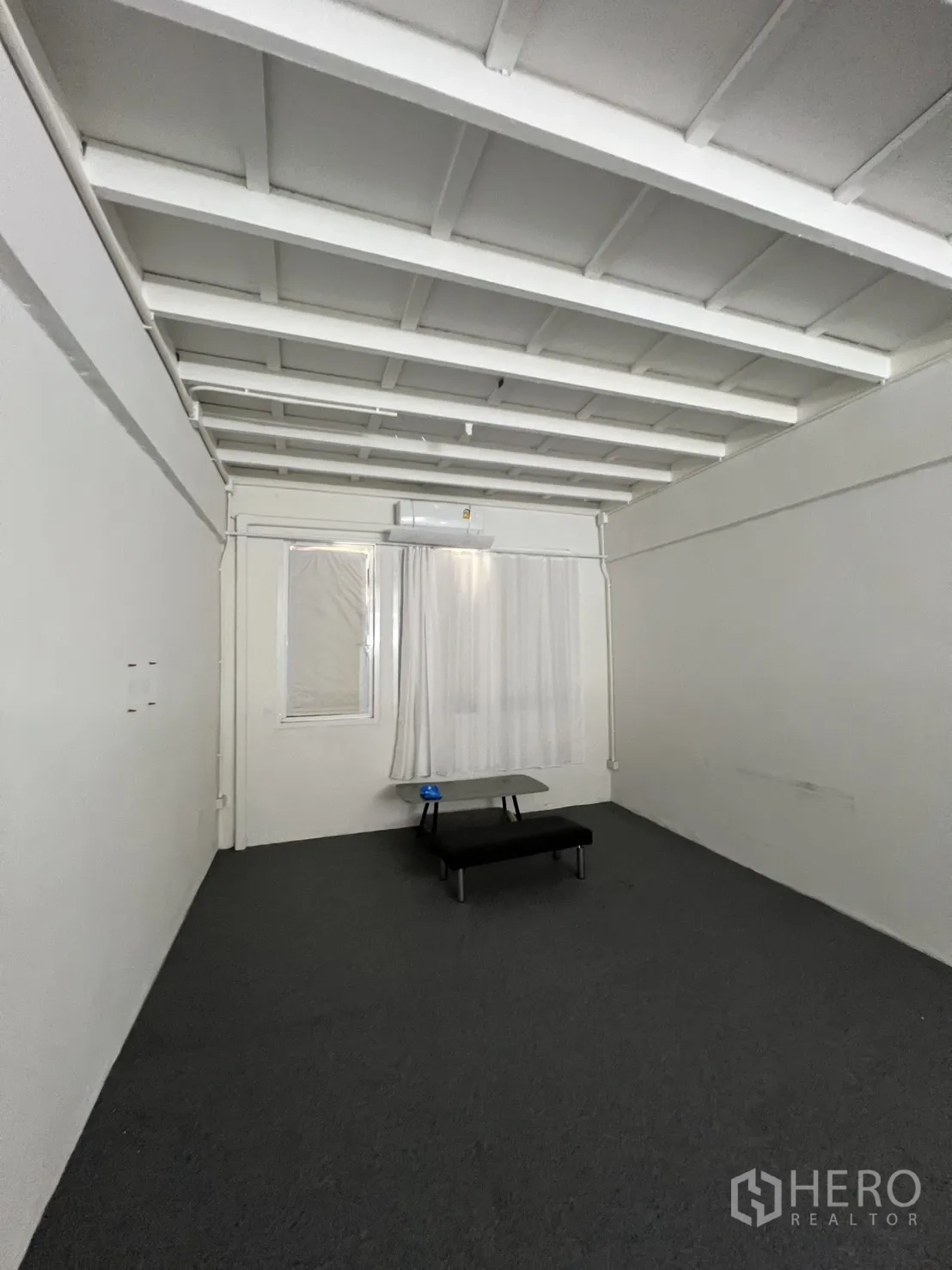 อาคารพาณิชย์ ให้เช่าหรือขายในKhlong Toei, Bangkok - ห้องชั้นบนสว่าง เพดานสีขาว มีหน้าต่างและปูพรม