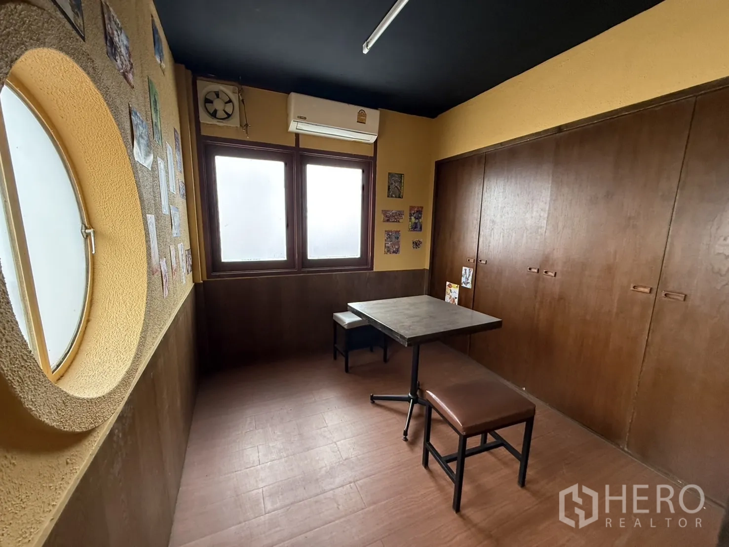 独立式住宅 出租在Watthana, Bangkok - 小型包房，圆形舷窗与一张桌子