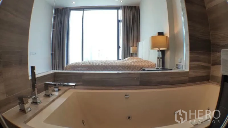 คอนโด ให้เช่าในKhlong Toei, Bangkok - ห้องน้ำหรู อ่างอาบน้ำลึก มองเห็นห้องนอนและแสงเมือง