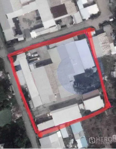 คลังสินค้า ขายในLam Luk Ka, Pathum Thani - ภาพถ่ายมุมสูงของแปลงที่ดินอุตสาหกรรม ขีดเส้นขอบเขตสีแดง