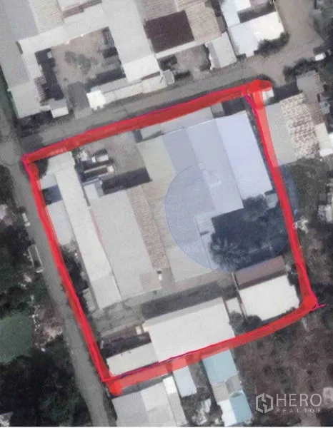 คลังสินค้า ขายในLam Luk Ka, Pathum Thani - ภาพถ่ายมุมสูงของแปลงที่ดินอุตสาหกรรม ขีดเส้นขอบเขตสีแดง