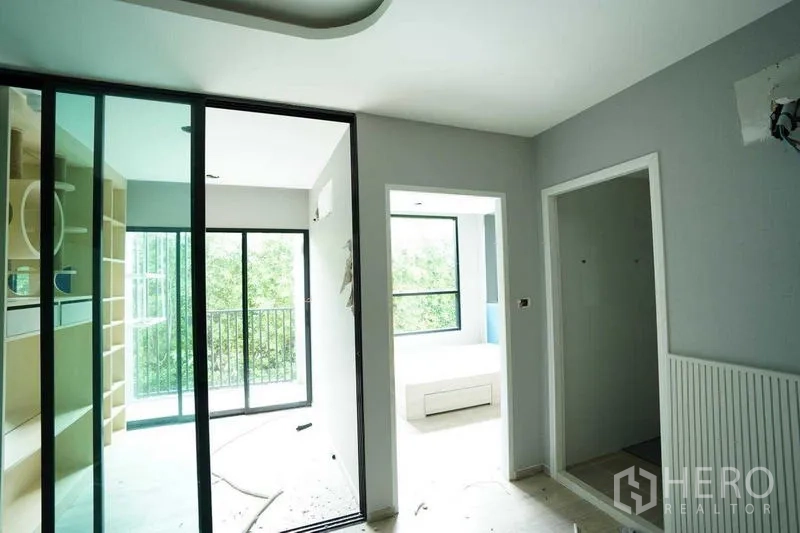 独立商业地产 出租在Bang Na, Bangkok - 走廊配推拉玻璃门，通向阳台与各房间。