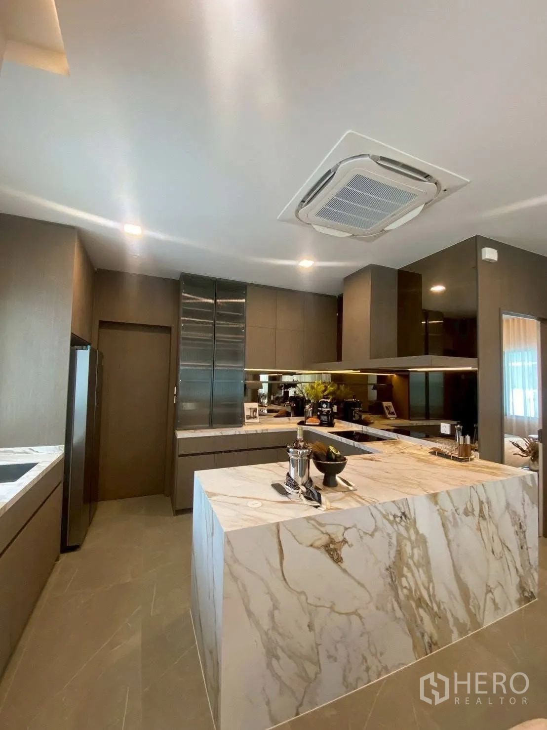 Detached House for rent in Bang Phli, Samut Prakan - Gourmet kitchen with marble island and integrated cabinetry.