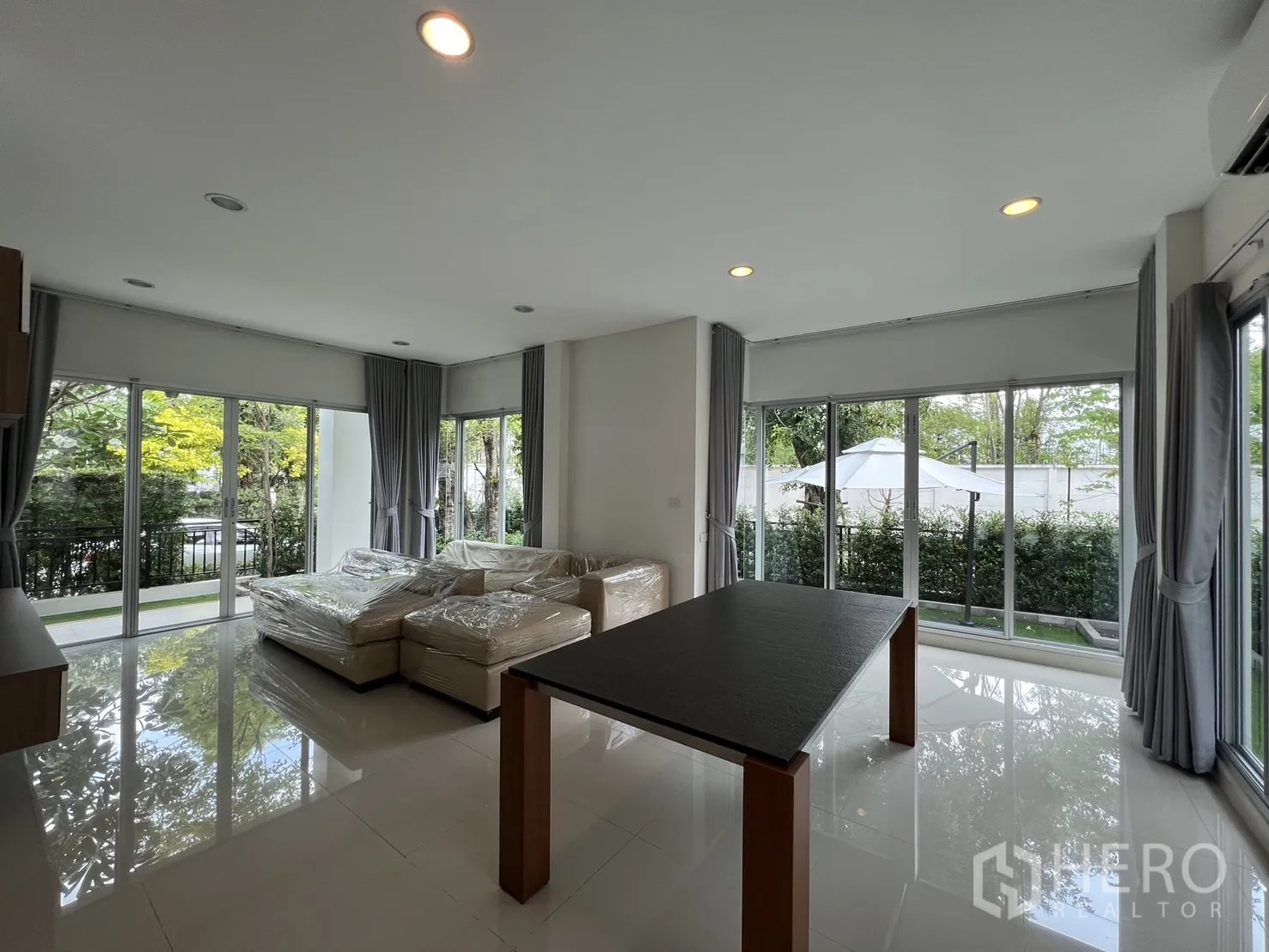 独立式住宅 出租在Saphan Sung, Bangkok - 餐区大窗户，可眺望花园