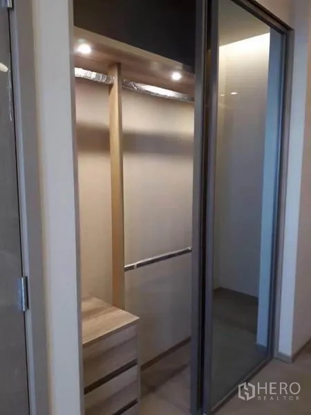 公寓 出租在Watthana, Bangkok - 推拉玻璃门步入式衣柜，含抽屉收纳。