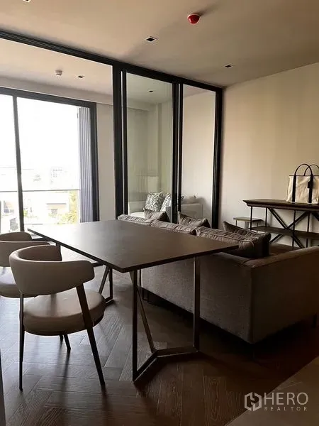 公寓 出售在Watthana, Bangkok - 开放式起居空间，餐桌椅、玻璃隔断通多功能房，直通阳台，鱼骨拼木地板。