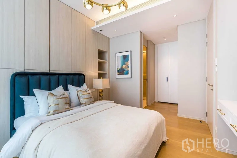 คอนโด ขายในPathum Wan, Bangkok - โถงห้องนอน ตู้เสื้อผ้าบิลท์อิน ตู้เปิด และทางเข้าห้องน้ำในตัว