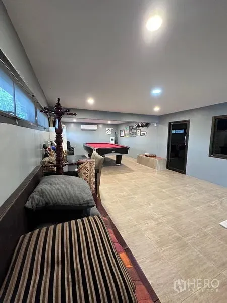 Detached House for sale in Bang Bua Thong, Nonthaburi - Spacious game room featuring a red felt pool table, seating and air conditioning.