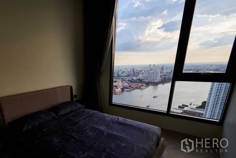คอนโด ให้เช่าในKhlong San, Bangkok - ห้องนอนที่สองพร้อมหน้าต่างขนาดใหญ่เห็นวิวแม่น้ำแบบพาโนรามา