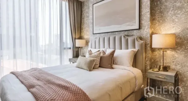 คอนโด ให้เช่าในWatthana, Bangkok - ห้องนอนอบอุ่น เตียงหัวบุ โคมไฟข้างเตียง และม่านโปร่ง