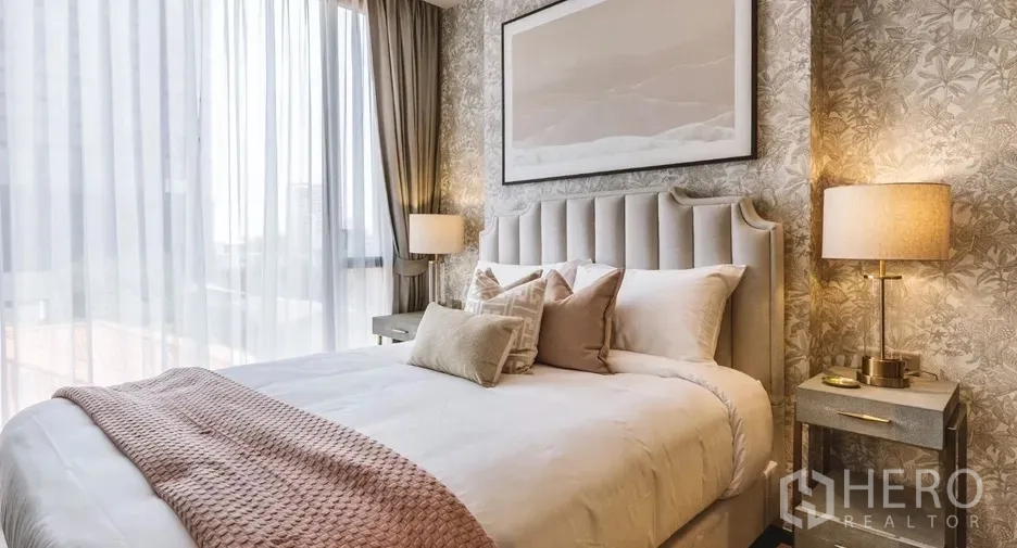 คอนโด ให้เช่าในWatthana, Bangkok - ห้องนอนอบอุ่น เตียงหัวบุ โคมไฟข้างเตียง และม่านโปร่ง