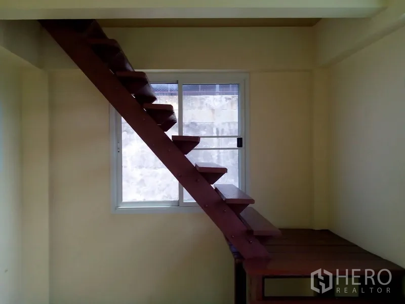 อาคารพาณิชย์ ให้เช่าในPhra Khanong, Bangkok - มุมด้านข้างของบันไดขั้นลอยติดหน้าต่างบานเลื่อน