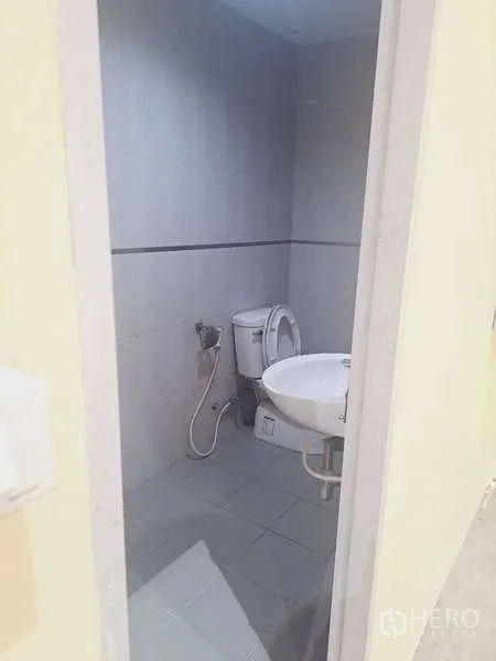 货栈 出租在Mueang Samut Prakan, Samut Prakan - 小型卫生间，配喷枪、坐便与圆形洗手盆，浅灰瓷砖。