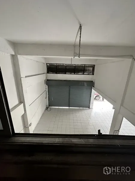 อาคารพาณิชย์ ให้เช่าหรือขายในWatthana, Bangkok - มุมมองจากชั้นลอยไปยังประตูลูกกลิ้งหน้าอาคารและพื้นที่ดับเบิลแอสเปซ