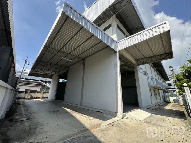 工厂 出租在Lam Luk Ka, Pathum Thani - 带雨棚的装卸口与环绕工厂的侧向通道。