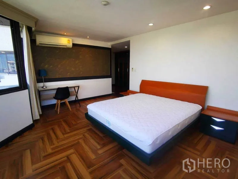 คอนโด ให้เช่าในKhlong Toei, Bangkok - ห้องนอนกว้าง พื้นไม้ลายก้างปลา โต๊ะทำงาน และเครื่องปรับอากาศ