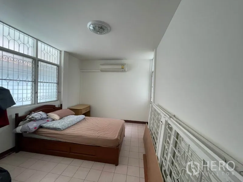 บ้าน ให้เช่าในKhlong Toei, Bangkok - ห้องนอนขนาดกะทัดรัด มีแอร์ หน้าต่างเหล็กดัด และเตียงไม้
