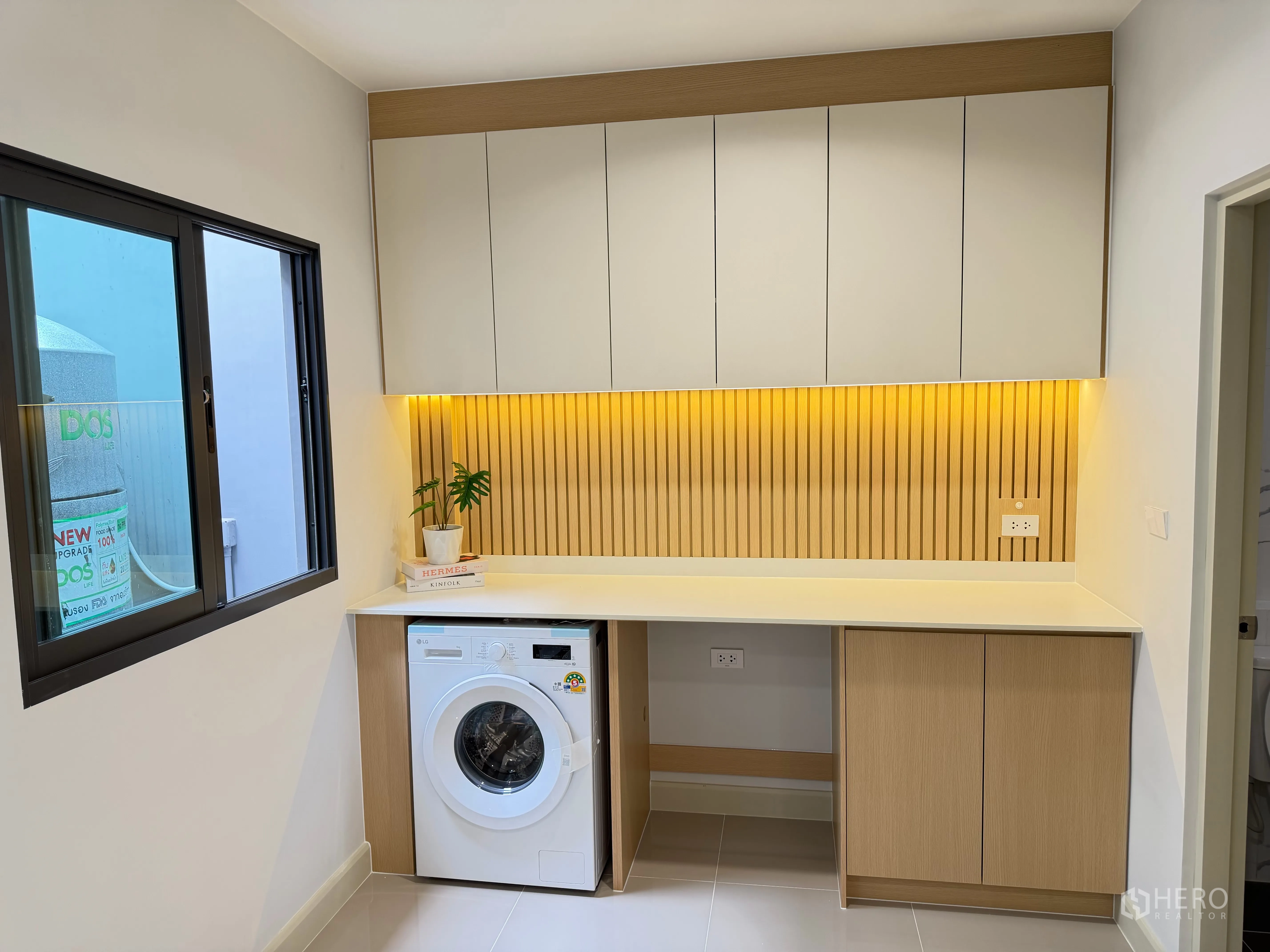 Townhouse for rent in Bang Phli, Samut Prakan - Laundry and utility room with cabinetry and washing machine.
