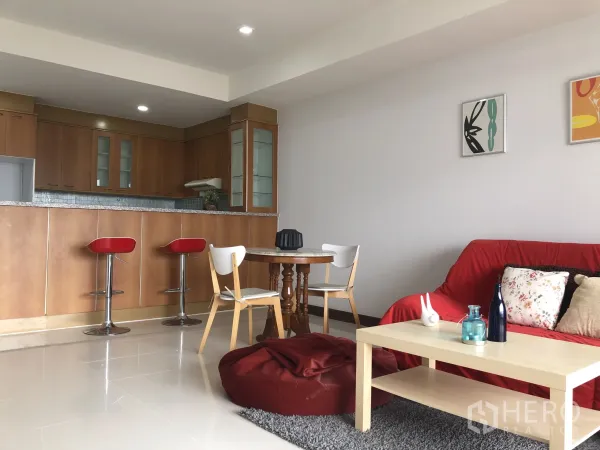 คอนโด ให้เช่าหรือขายในKhlong Toei, Bangkok - พื้นที่นั่งเล่นแบบเปิดเชื่อมครัวไม้ เคาน์เตอร์บาร์พร้อมสตูลสีแดง