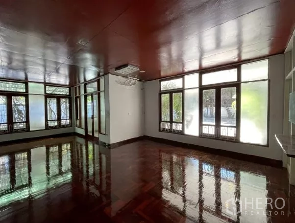 带办公室的家 出租在Watthana, Bangkok - 明亮房间，拼花木地板、落地窗与吊灯。