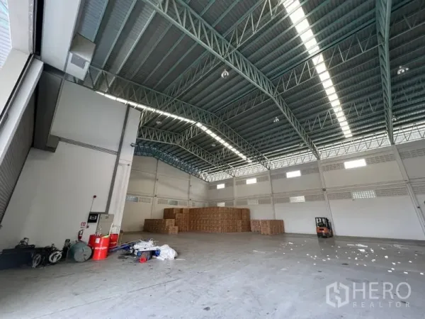 คลังสินค้า ให้เช่าในLat Krabang, Bangkok - ภายในโกดังโล่ง เพดานทรงทรัสเหล็กสูง แถบสกายไลท์ และพื้นที่จัดเก็บกว้าง