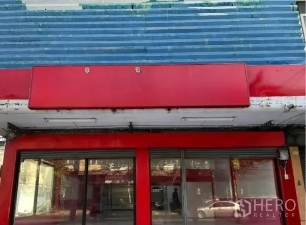 อาคารพาณิชย์ ให้เช่าในSuan Luang, Bangkok - ระยะใกล้กันสาดสีแดงและประตูกระจกบานเลื่อนหน้าอาคาร