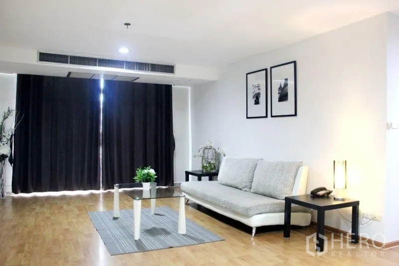 คอนโด ให้เช่าในKhlong Toei, Bangkok - พื้นที่นั่งเล่นกว้าง ผ้าม่านทึบแสง โซฟา พรม และไฟฝังฝ้า