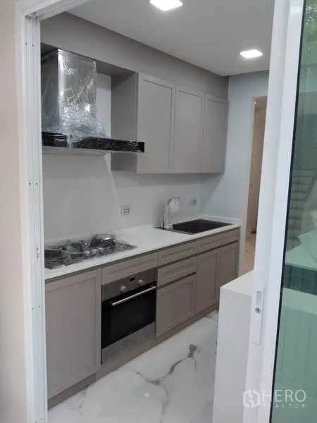 ทาวน์เฮาส์ ให้เช่าในYan Nawa, Bangkok - ครัวแคบยาวพร้อมเครื่องใช้บิวท์อินและประตูกระจกบานเลื่อน