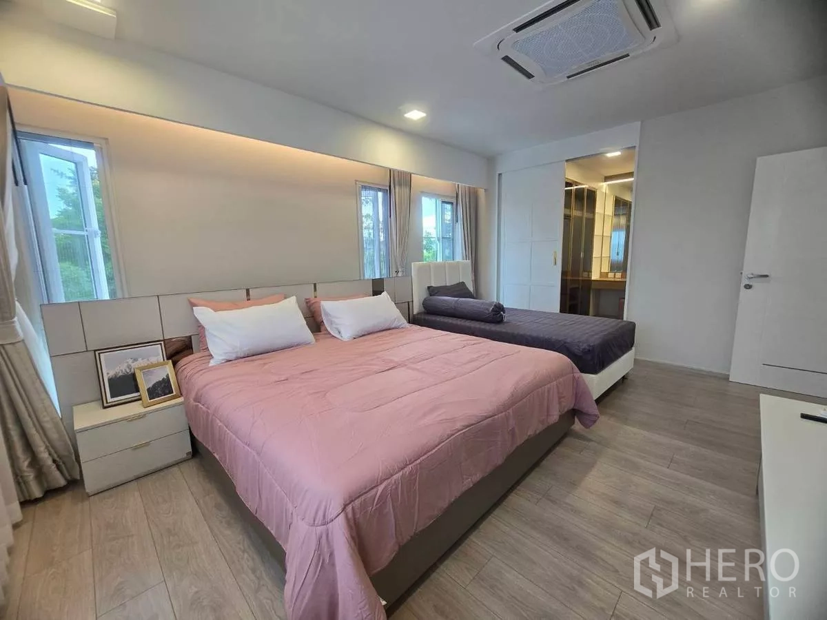 Detached House for rent in Bang Phli, Samut Prakan - Alternate angle of the master bedroom showing access to walk-in closet and ensuite.