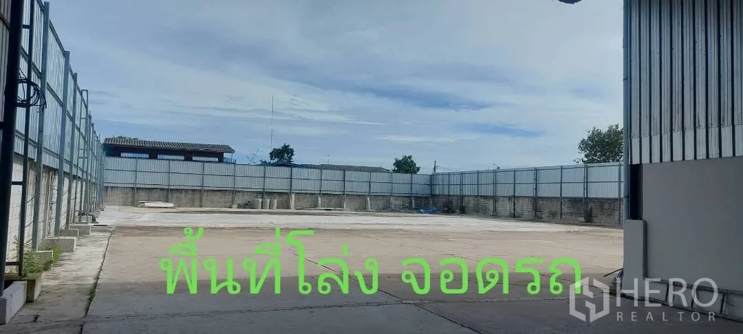 仓库 for rent in Bueng Kum, Bangkok - 大面积铺装院坪，四周围栏与实体墙，可作停车区域。