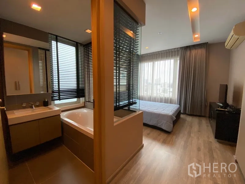 คอนโด ให้เช่าหรือขายในKhlong Toei, Bangkok - พื้นที่ทางเข้าห้องมาสเตอร์เชื่อมต่อห้องน้ำในตัวพร้อมอ่างและห้องนอนสว่าง