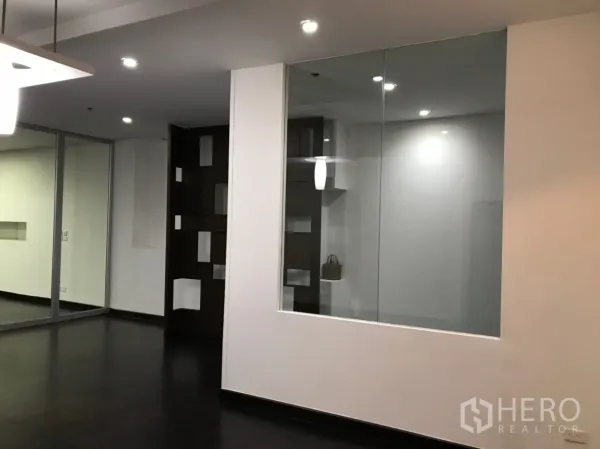 คอนโด ให้เช่าในWatthana, Bangkok - ผนังตกแต่งพร้อมช่องกระจกบานใหญ่และชั้นวาง บนพื้นไม้สีเข้ม