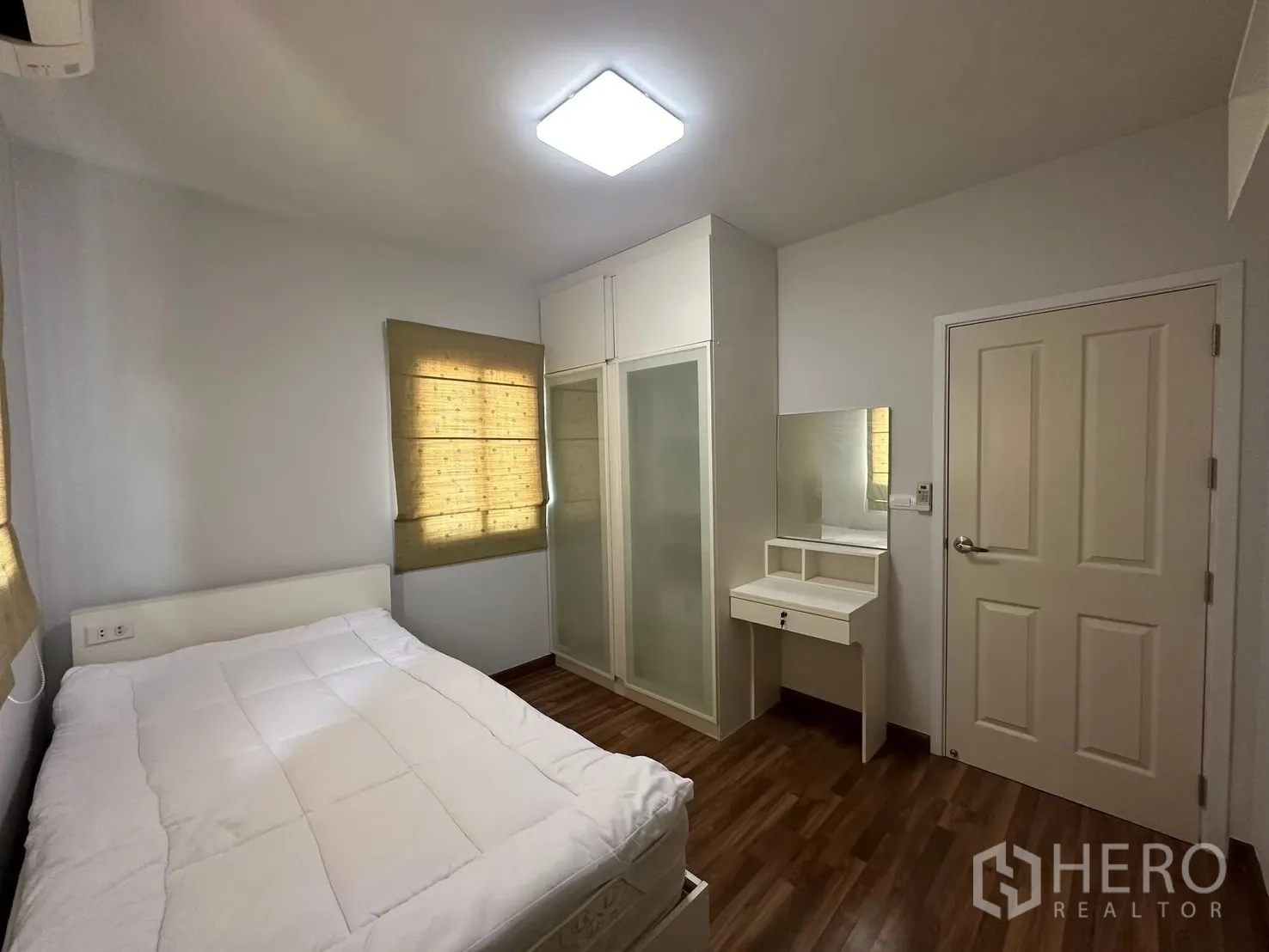 บ้าน ให้เช่า - ห้องนอนอบอุ่นมีเตียง ตู้เสื้อผ้า และโต๊ะเครื่องแป้ง