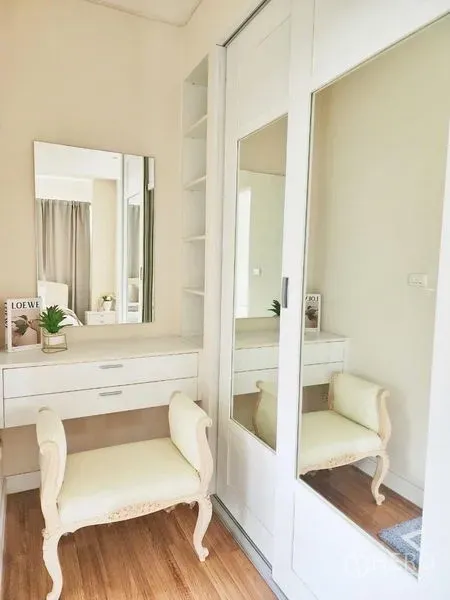 独立式住宅 出租在Prawet, Bangkok - 明亮的梳妆角落，带镜面衣柜与软垫长椅，曼谷Prawet独栋别墅。