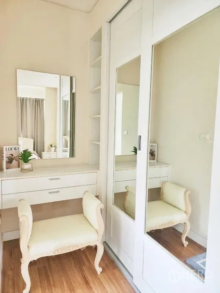 独立式住宅 出租在Prawet, Bangkok - 明亮的梳妆角落，带镜面衣柜与软垫长椅，曼谷Prawet独栋别墅。