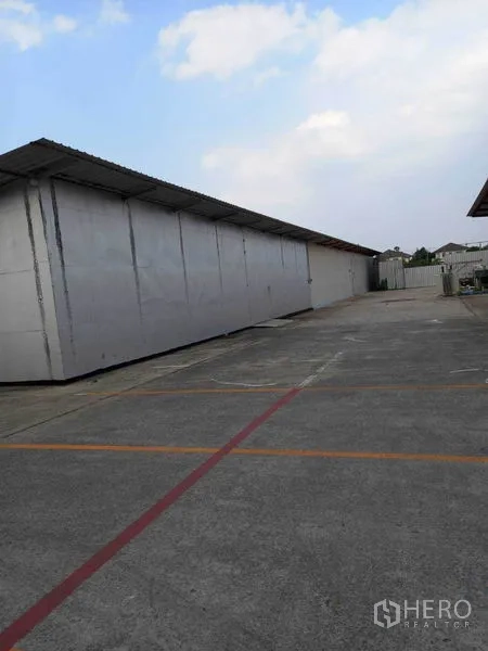 货栈 出租在Pathum Thani - 仓库侧视图与大型装卸/停车场地