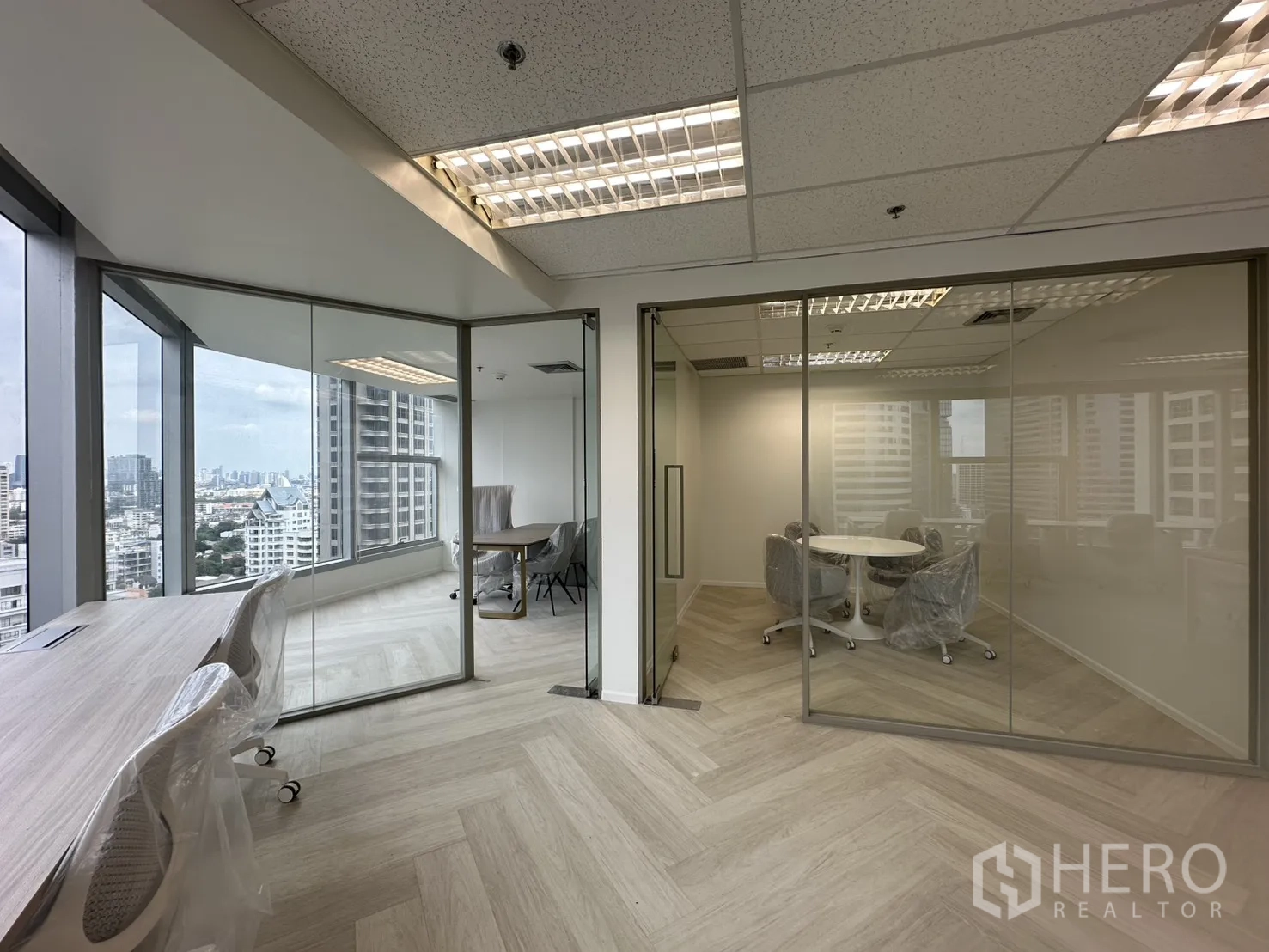 ออฟฟิศ for rent in Sathon, Bangkok - ห้องประชุมกั้นกระจกสองห้องติดกับโต๊ะริมหน้าต่าง