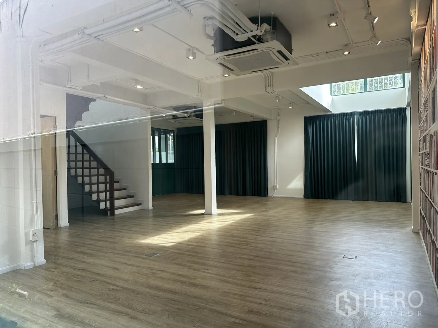 สำนักงานที่บ้าน ให้เช่าหรือขายในPhra Khanong, Bangkok - มองผ่านกระจกเข้าสู่โถงกว้าง ม่านสีเข้มและสกายไลท์