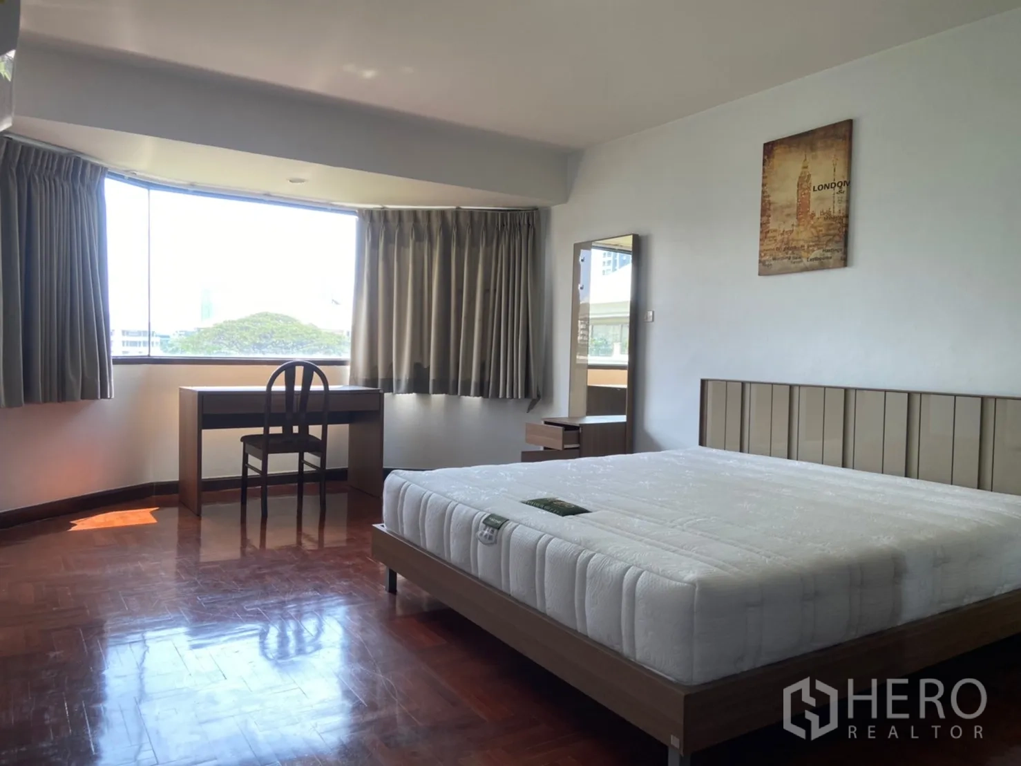Condominium for rent in Watthana, Bangkok - Corner bedroom with wide picture window, study desk and city-greenery outlook.