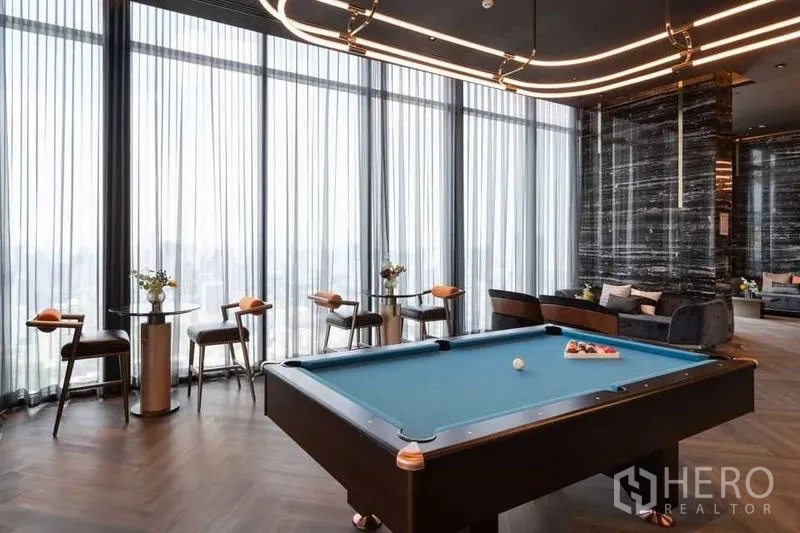 คอนโด ให้เช่าในWatthana, Bangkok - ห้องเกมพร้อมโต๊ะพูล ที่นั่งพักผ่อน และหน้าต่างชมวิวเมือง