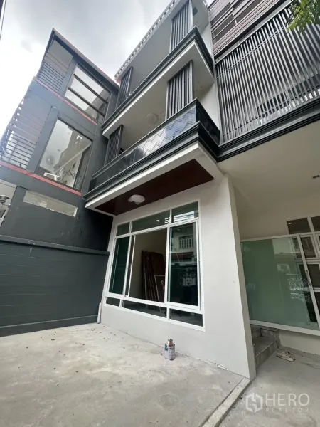สำนักงานที่บ้าน ให้เช่าในKhlong Toei, Bangkok - ภายนอกทาวน์โฮมสมัยใหม่และลานหน้าบ้านพร้อมหน้าต่างบานใหญ่